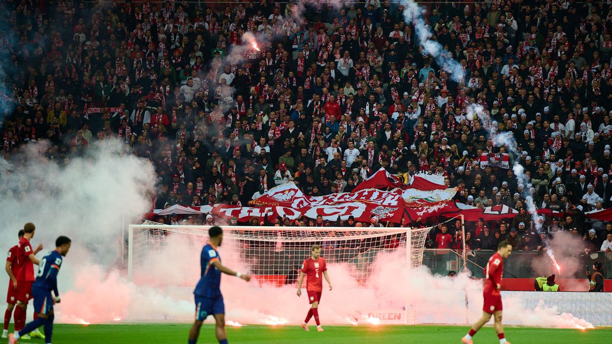 FIFA ukarała PZPN m.in. za race rzucone na boisko