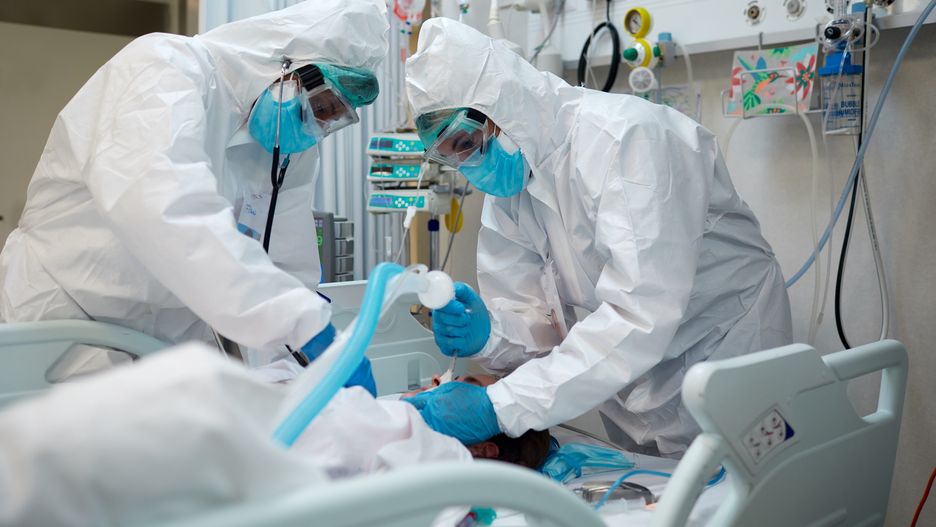 Healthcare workers intubating a COVID patient.Hospital COVIDHealthcare workers during an intubation procedure to a COVID patientTempura