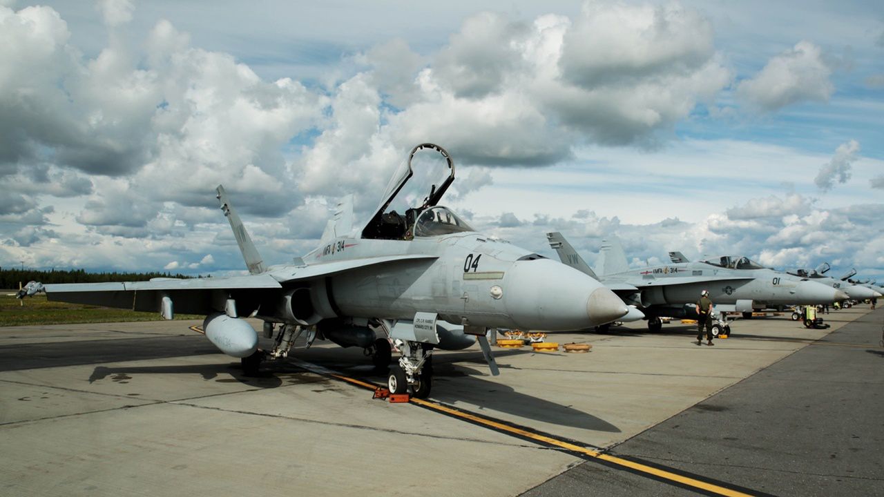 Rząd F/A-18C na ćwiczeniach Red Flag Alaska