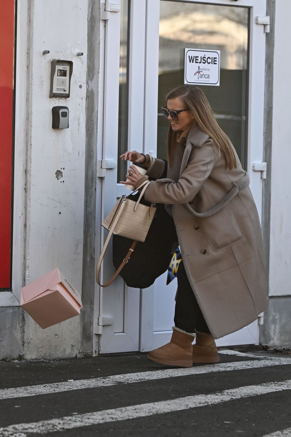 Agnieszka Kaczorowska pędzi na trening do "TzG"