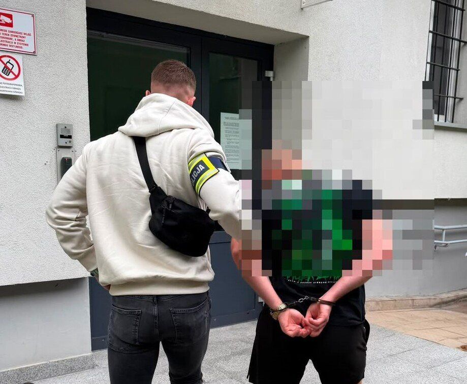Skakał po dachu cudzego auta, zniszczył karoserię. 28-latek z zarzutem