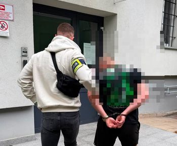 Skakał po dachu cudzego auta, zniszczył karoserię. 28-latek z zarzutem