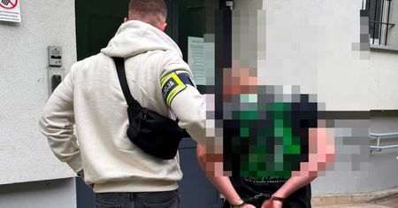 Skakał po dachu cudzego auta, zniszczył karoserię. 28-latek z zarzutem