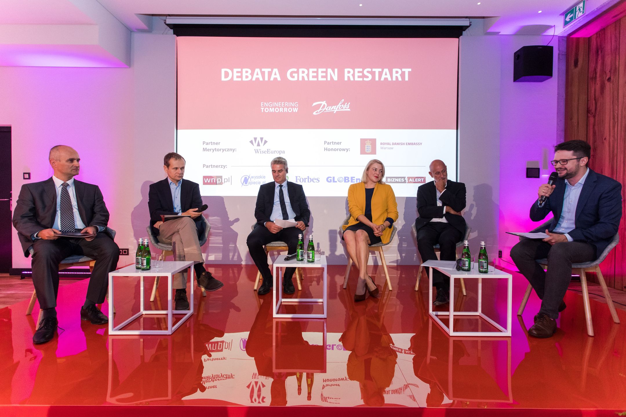 Od lewej: Łukasz Jaworski - Ministerstwo Klimatu; Maciej Bukowski – WiseEuropa; Lars Tveen – Danfoss; Marta Babicz – NFOŚiGW; Andrzej Kaźmierski – Ministerstwo Rozwoju i Technologii; Robert Tomaszewski – Polityka Insight