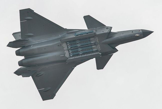 J-20 z otwartymi komorami uzbrojenia