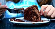 Ciasto czekoladowe bez jajek i mleka. Przygotujesz je w 30 minut