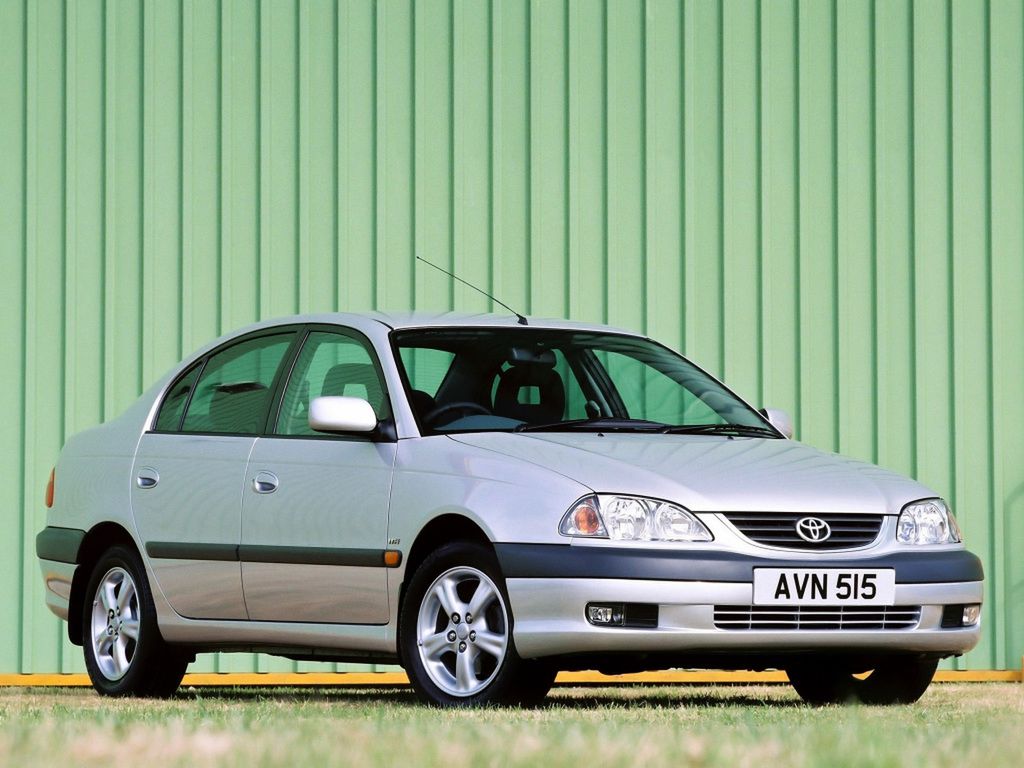 Toyota Avensis po liftingu - najłatwiej rozpoznać po przeniesionym na grill oznaczeniu producenta