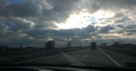 Drogi kierowco, mam dla Ciebie radę: zjedź swoim Passatem z autostrady i ponarzekaj na wyboje na krajówce