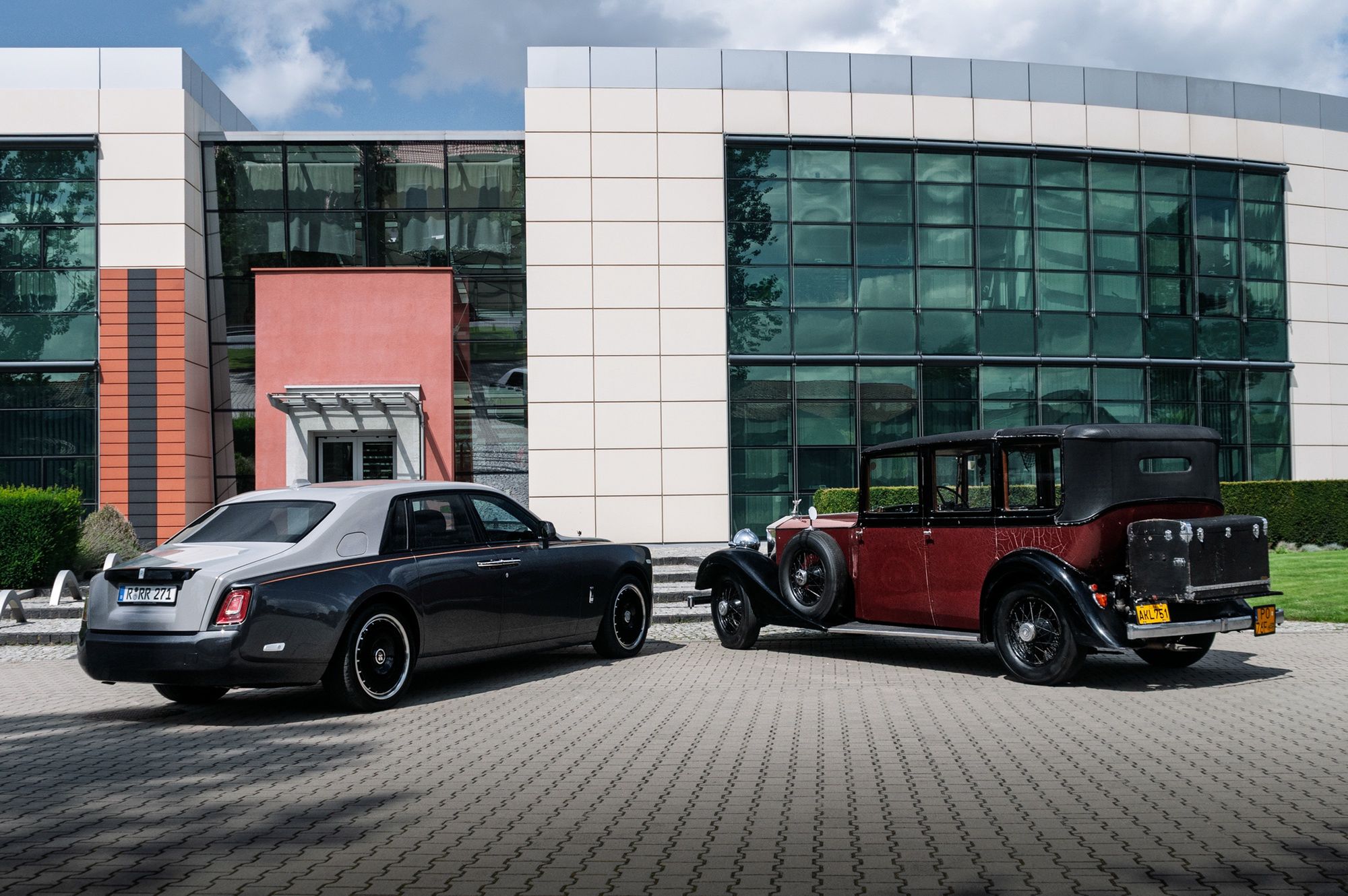 Rolls-Royce Phantom II (1935) i Rolls-Royce Phantom VIII (2025)