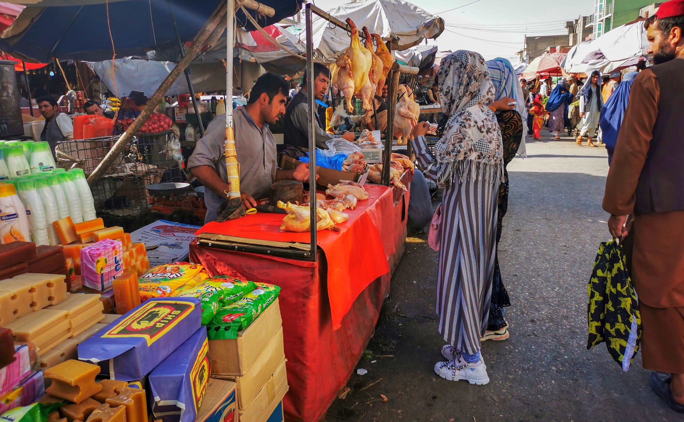 Kabul, Afganistan, bazar na starym mieście, 19 sierpnia 2020 r. 