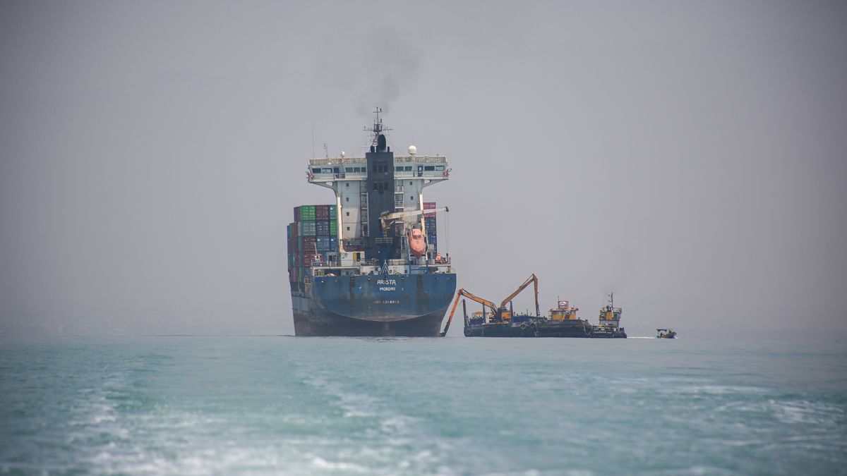 IRAN, OMAN - JUNE 18: (RESTRICTIONS: NO Access Israel Media/Persian Language TV Stations Outside Iran/Strictly No Access BBC Persian/VOA Persian/Manoto TV/Iran International TV) Rescue efforts are underway for a South Korean container ship that ran aground after choosing the wrong route while attempting to navigate through the Strait of Hormuz, which the Iranian military had closed, during the attacks launched by the U.S. and Israel on February 28 in Oman, Iran, on June 18, 2026. (Photo by Stringer/Anadolu via Getty Images)