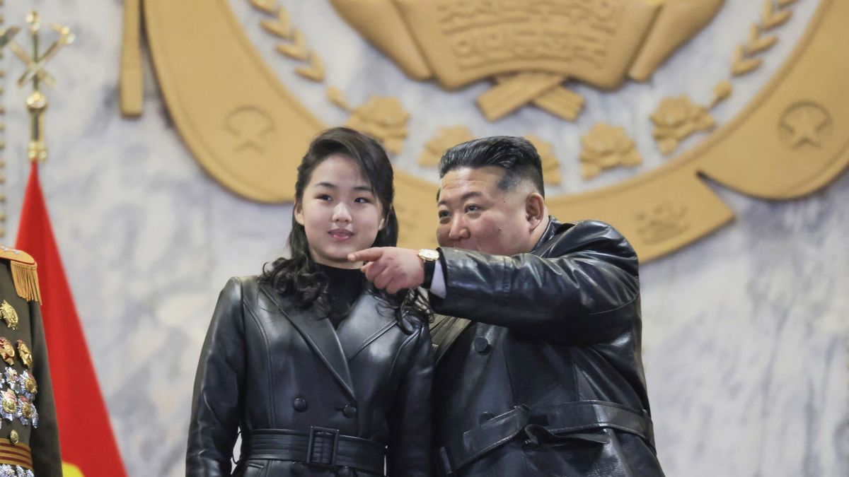 Kim Dzong Un z córk? na paradzie wojskowej
This picture taken on February 25, 2026 and released by North Korea's official Korean Central News Agency (KCNA) on February 26, 2026 shows North Korean leader Kim Jong Un (R) and his daughter Kim Ju Ae attending the military parade to commemorate the 9th Congress of the Workers' Party of Korea at Kim Il-sung Square in Pyongyang. (Photo by KCNA VIA KNS / AFP) / South Korea OUT / ---EDITORS NOTE--- RESTRICTED TO EDITORIAL USE - MANDATORY CREDIT "AFP PHOTO/KCNA VIA KNS" - NO MARKETING NO ADVERTISING CAMPAIGNS - DISTRIBUTED AS A SERVICE TO CLIENTS
THIS PICTURE WAS MADE AVAILABLE BY A THIRD PARTY. AFP CAN NOT INDEPENDENTLY VERIFY THE AUTHENTICITY, LOCATION, DATE AND CONTENT OF THIS IMAGE. /
STR