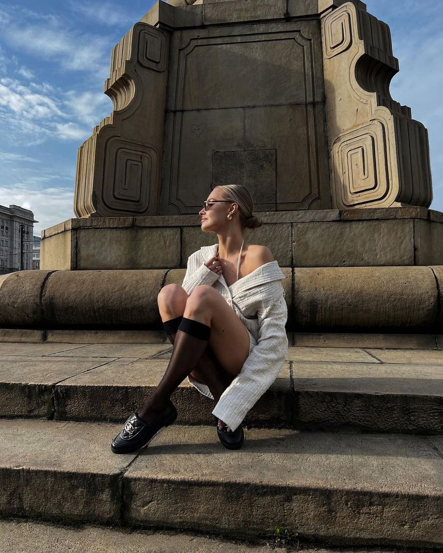 Karolina Pisarek w mokasynach i podkolanówkach