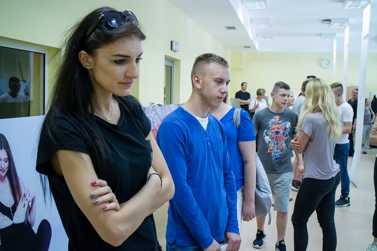 Podpieczni ( chłopcy)  SDN Dominów podczas wernisażu fotografii