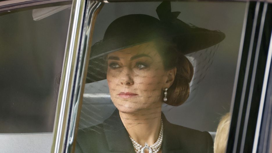 Britain's Catherine, the Princess of Wales on her way to the State Funeral of Queen Elizabeth II in London, Britain, 19 September 2022. Britain's Queen Elizabeth II died at her Scottish estate, Balmoral Castle, on 08 September 2022. The 96-year-old Queen was the longest-reigning monarch in British history. EPA/TOLGA AKMEN Dostawca: PAP/EPA.