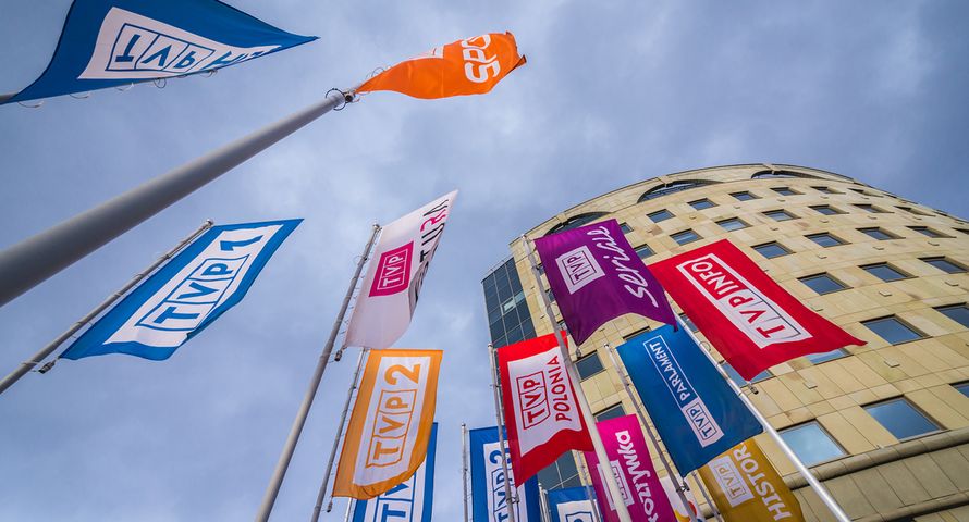 Omyłkowe przelewy w TVP. Niektórzy dostali drugą pensję [NASZ NEWS]