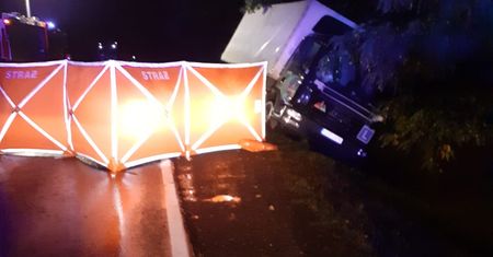 Strzelce. Wypadek na DK 12. Ciężarówka śmiertelnie potrąciła pieszego. Za kierownicą kursant