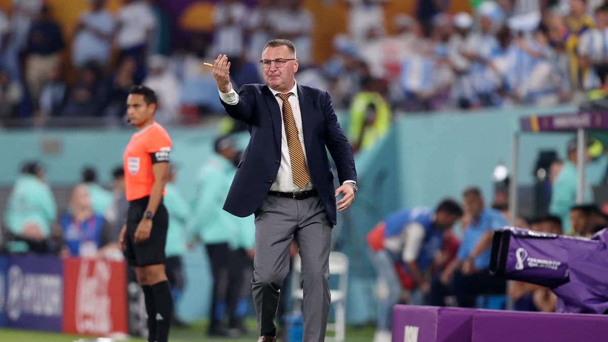 DOHA, QATAR - NOVEMBER 30: Czeslaw Michniewicz, Head Coach of Poland, gives their team instructions during the FIFA World Cup Qatar 2022 Group C match between Poland and Argentina at Stadium 974 on November 30, 2022 in Doha, Qatar. (Photo by Julian Finney/Getty Images)