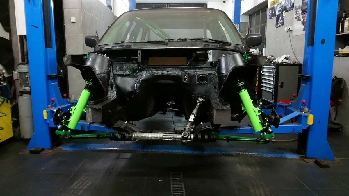 Przednie zawieszenie do driftu musi działać jak to z wózka sklepowego. Auto ma jeździć w poślizgu w sposób możliwie najmniej angażujący kierowcę. Zaprojektowanie takiego układu nie jest proste.