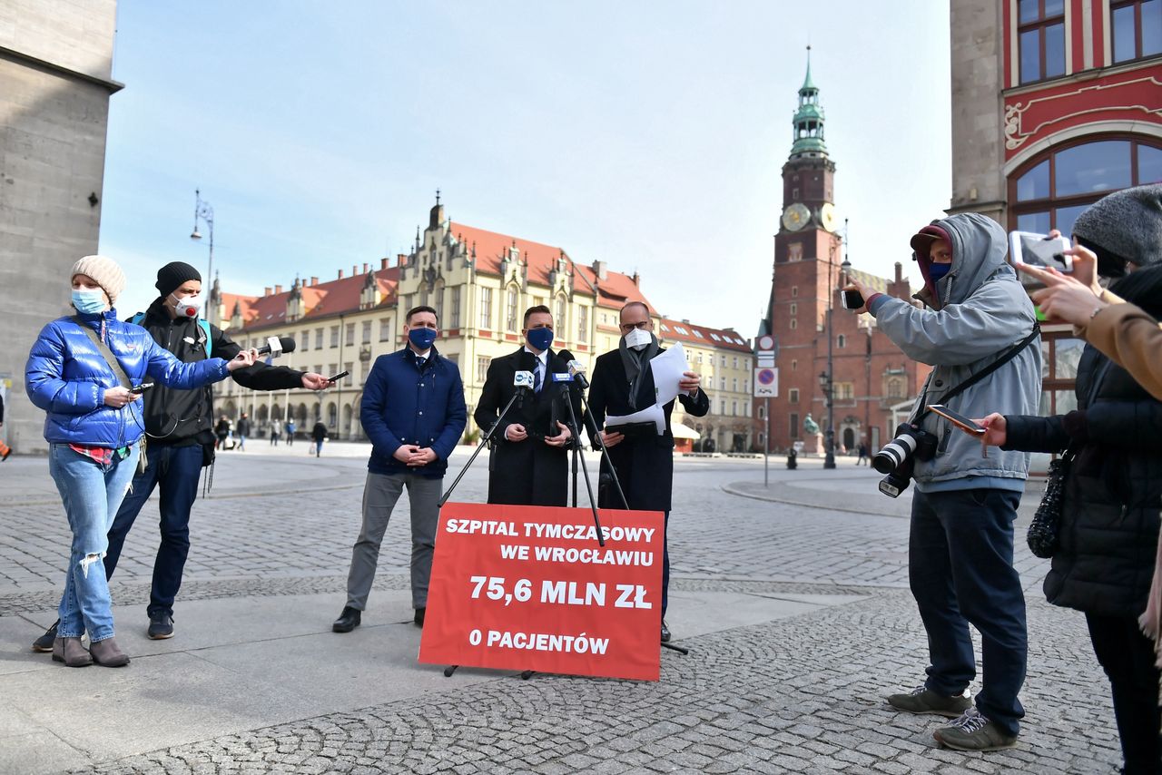 Koronawirus. Kontrola poselska KO w szpitalu tymczasowym. Opozycja chce otwarcia wszystkich placówek