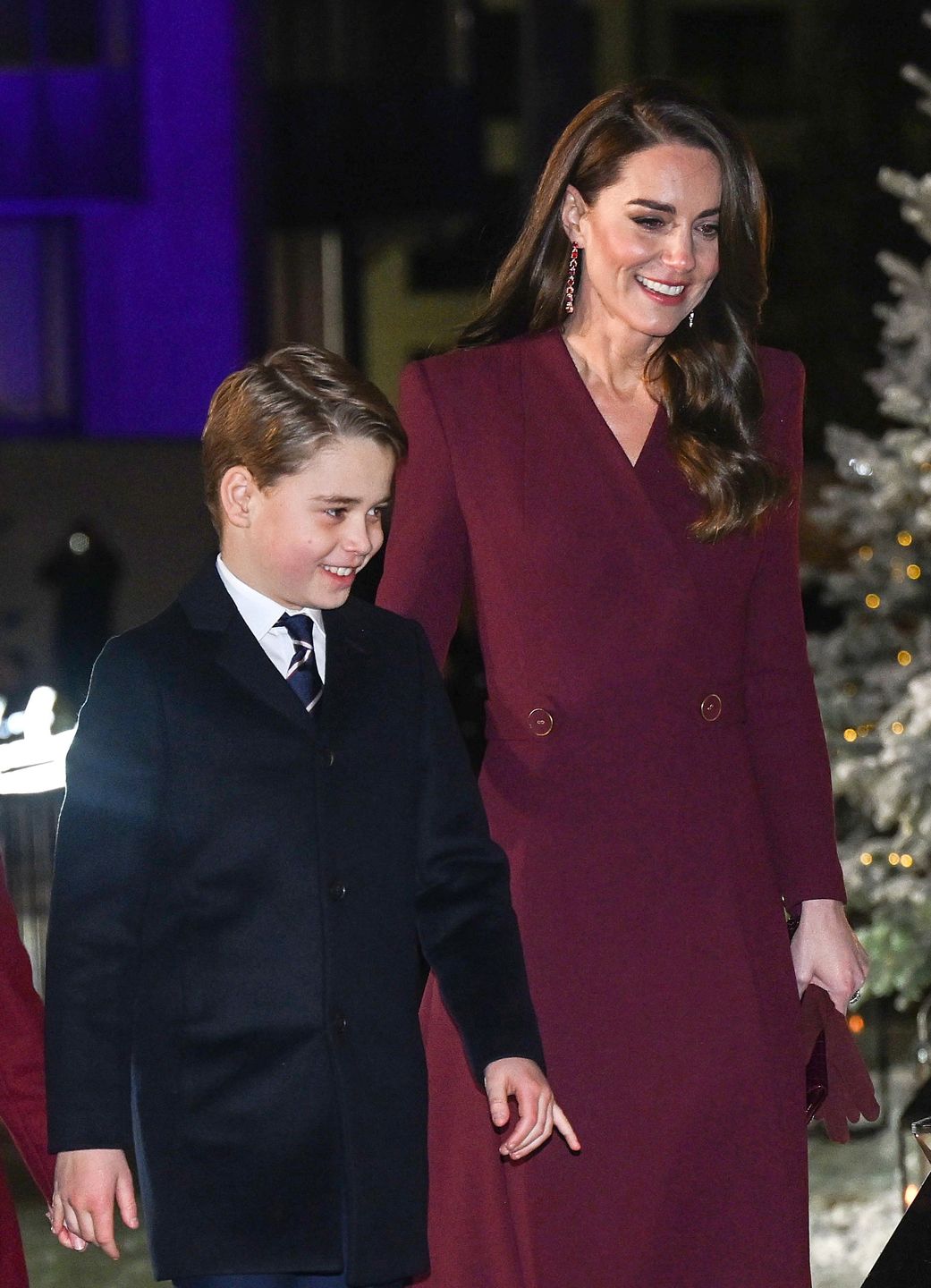 Książę George i księżniczka Charlotte towarzyszą Williamowi i Kate podczas świątecznego koncertu