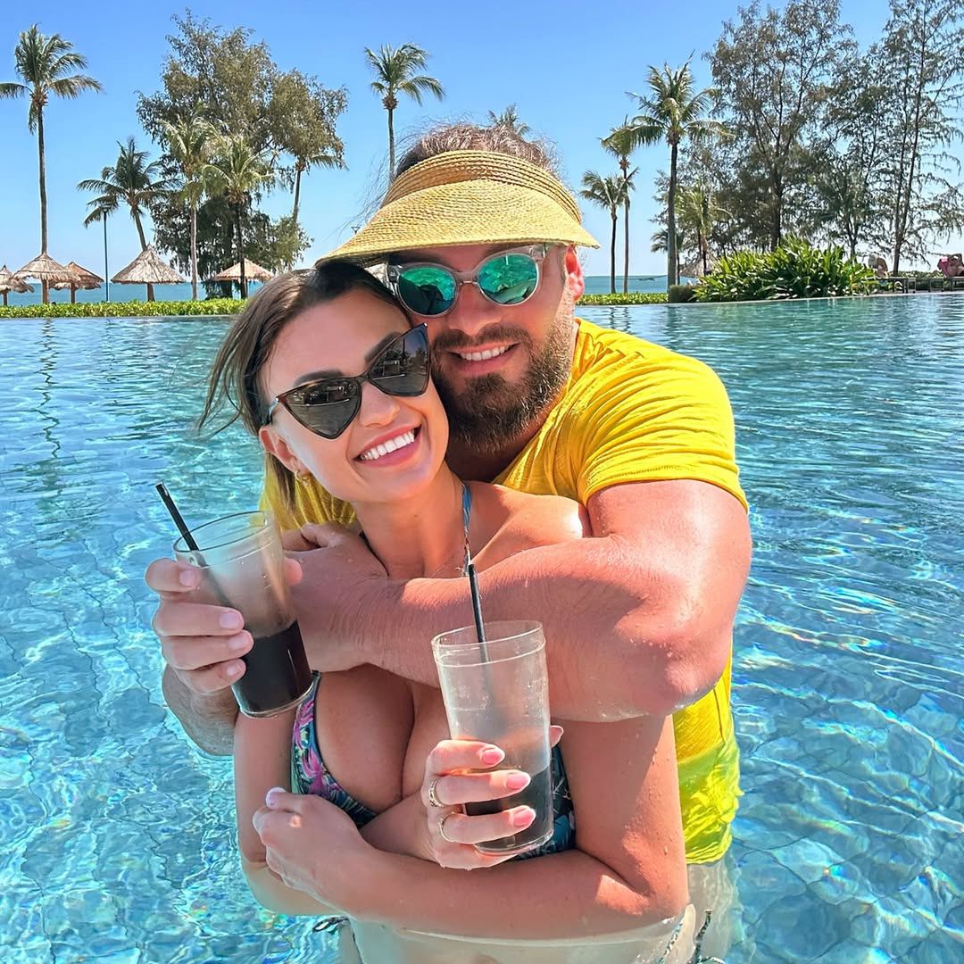 Piotr Adamski z partnerką