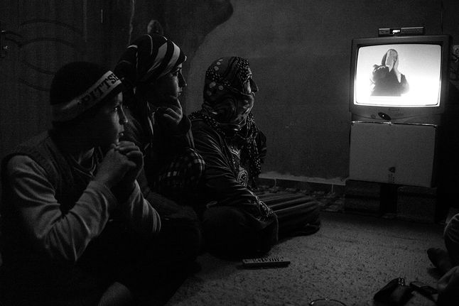 II miejsce, Wydarzenia, fotoreportaż. Fotoreportaż pokazuje skutki ataku Państwa Islamskiego (ISIS) na kurdyjskie miasto Kobane w północnej Syrii. Doprowadził on do masowego exodusu ponad 300 tys. ludzi, którzy szukali schronienia w pobliskiej Turcji. Uciekinierzy znaleźli się w fatalnym położeniu: z jednej strony atakowani przez ISIS, a z drugiej blokowani przez turecką armię, która nie pozwalała na wspieranie obrońców miasta Kobane. W ciągu kilku tygodni sytuacja uchodźców zbliżyła się do granic klęski humanitarnej. W przepełnionych obozach dla uchodźców brakowało jedzenia, dostępu do czystej wody, nie mówiąc już o organizowaniu jakiegokolwiek szkolnictwa dla dzieci. Listopad 2014.