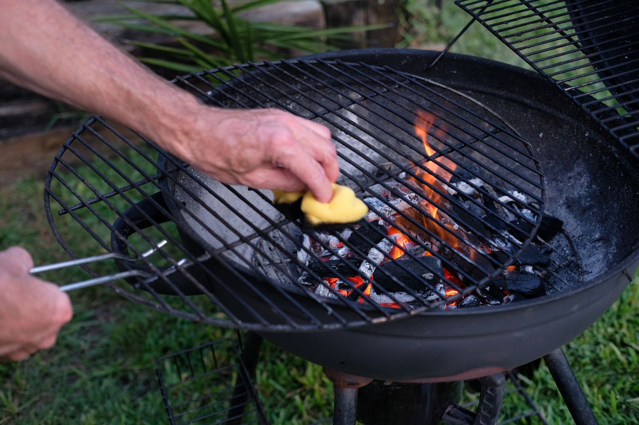 Ruszt po grillu lepi się od brudu? Wyrzuć drucianą szczotkę i użyj połówki tego warzywa, a tłuszcz sam zejdzie