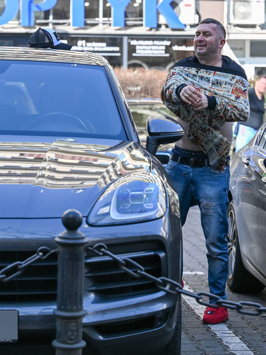 Norbi wozi się Porshe