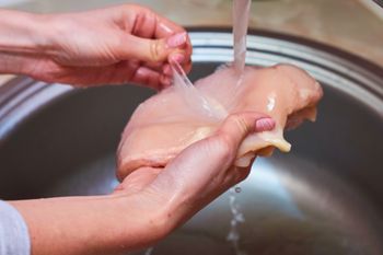 Czy myć surowe mięso? Większość nadal popełnia ten błąd