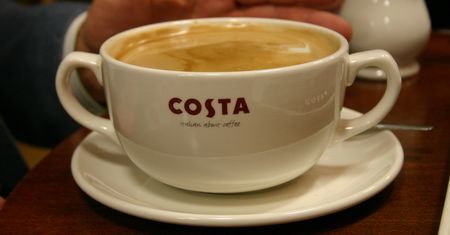 Costa Coffee Polska jak wielkie sieci handlowe. Wycofuje jaja z chowu klatkowego