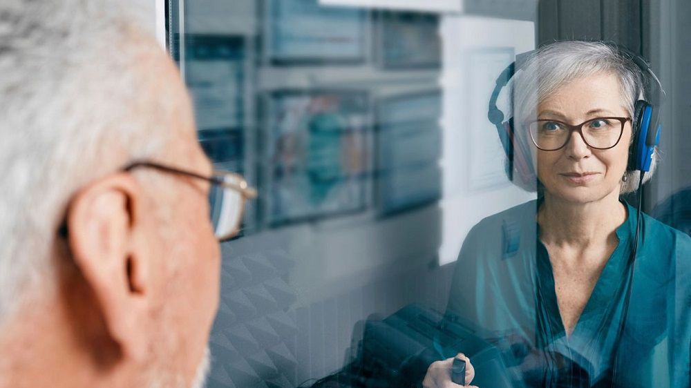 Badanie audiometryczne słuchu seniora – zadbaj o słuch osoby starszej w święta i nie tylko od święta