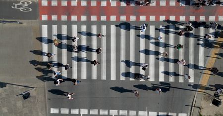 Młodzi coraz częściej sięgają po ubezpieczenia na życie. Polisa jest dla wielu oznaką dojrzałości