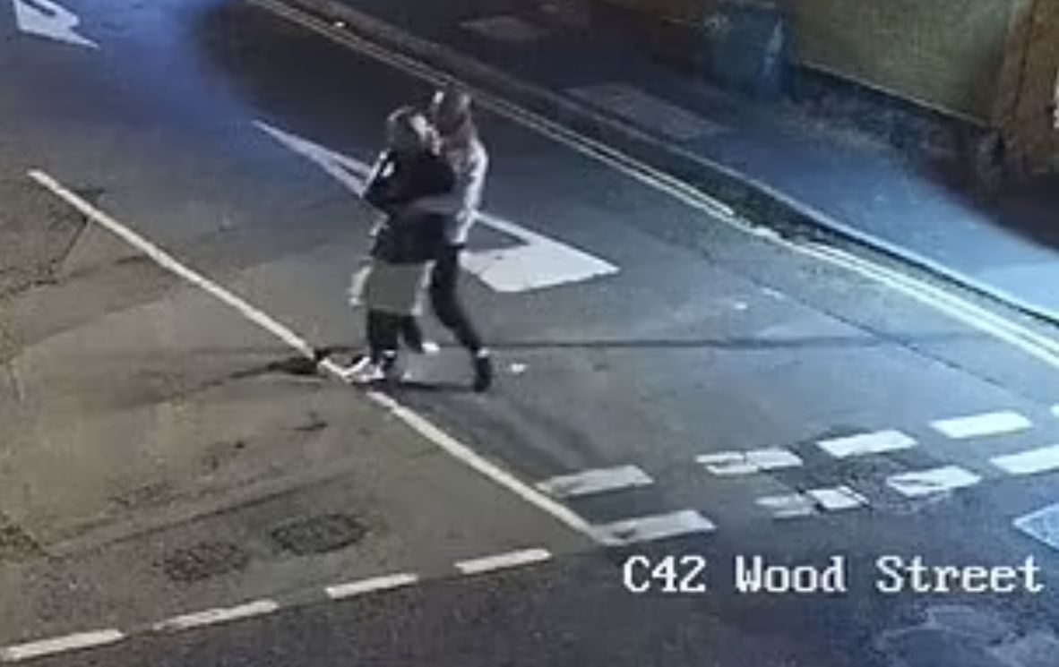 Na nagraniu miejskim widać, jak Polak porwał swoją żonę z ulicy i zawlókł do domu