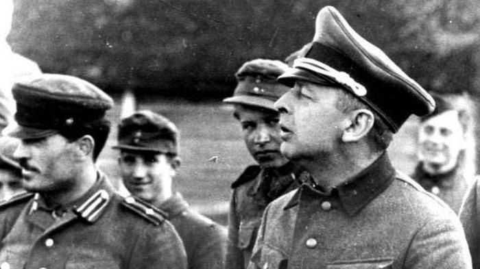 Kamiński (pierwszy z prawej)