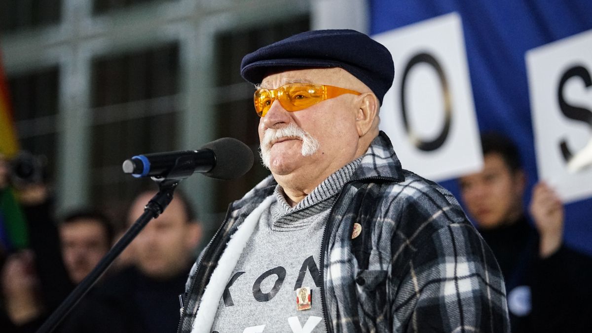 Lech Walesa speaking to the crowd with EU and Polish flags are seen in Gdansk, Poland on 10 October 2021 People take to the streets around a country to voice opposition against a ruling from the countrys Constitutional Tribunal on Thursday saying that the constitution overrides some EU laws. (Photo by Michal Fludra/NurPhoto via Getty Images)
