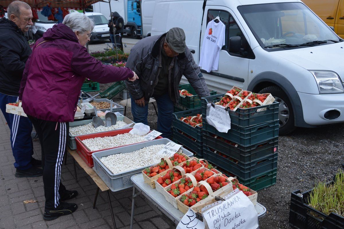 Na straganach na stalowowolskim targu jest coraz więcej truskawek w cenie 20 - 30 złotych za kilogram.