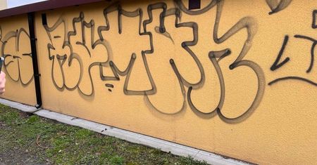 Bazgroły blokowe na sześciu budynkach. Pseudo graficiarze w rękach policji. Grozi im do 5 lat pozbawienia wolności
