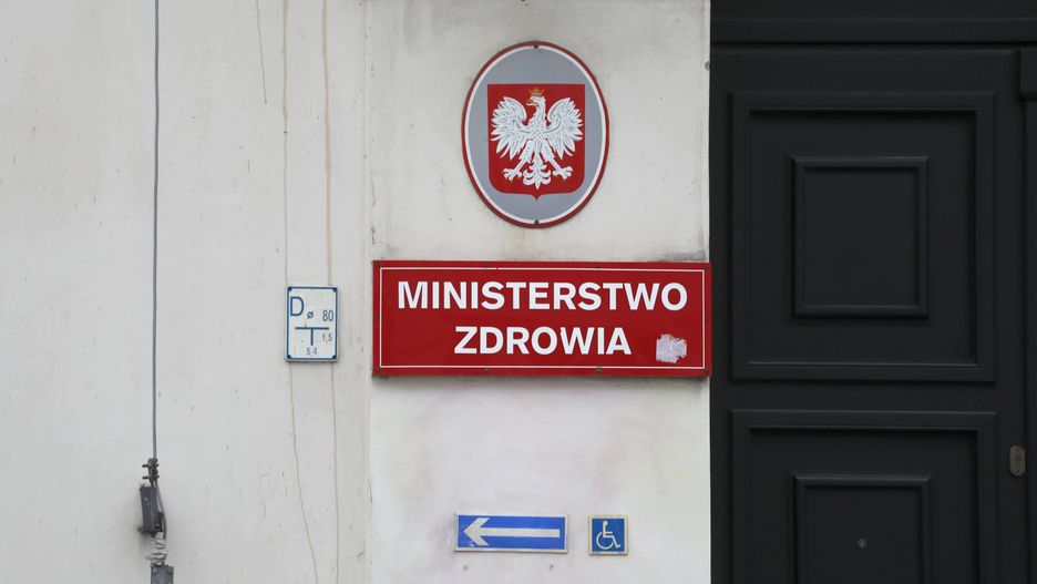 Ministerstwo Zdrowia
Warszawa, 11.12.2020. Budynek Ministerstwa Zdrowia w Warszawie, przed kt�rym 11 bm. odby�a si� konferencja prasowa z udzia�em pos��w Koalicji Obywatelskiej Dariuszem Jo�skim i Micha�em Szczerb�. Tematem spotkania by�y nowe fakty w sprawie afery respiratorowej. (olm) PAP/Albert Zawada
Albert Zawada
afera respiratorowa, briefing, COVID-19, epidemia, Koalicja Obywatelska, konferencja, koronawirus, koronawirus w Polsce, ministerstwo zdrowia, pandemia, Platforma Obywatelska, PO-KO, prasowy, respiratory, SARS-CoV-2, stan epidemii, zakup