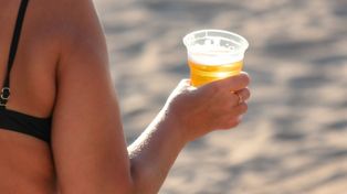 Tak Polacy piją na plażach. Ratownik ujawnił ich "sztuczki"
