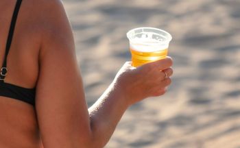 Tak Polacy piją na plażach. Ratownik ujawnił ich "sztuczki"
