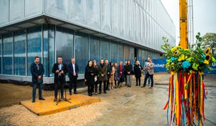 Warszawa. Powstaje Pracownia Przewrotu Kopernikańskiego. Na budynku już wiecha