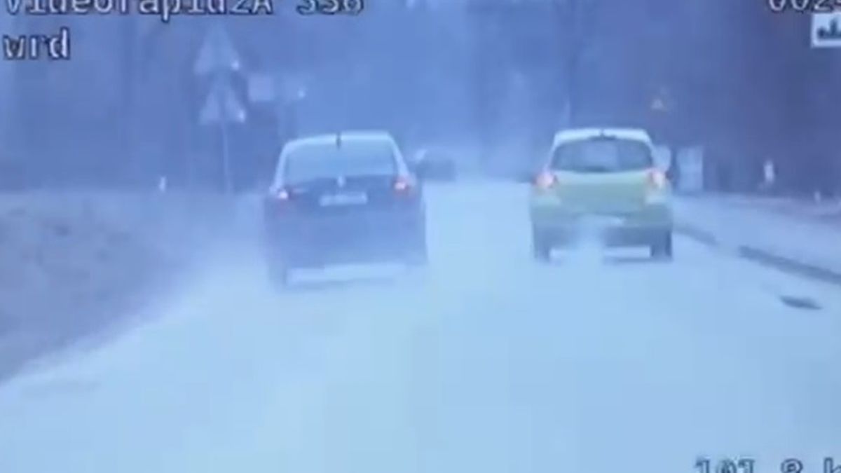 Kierowca vw passata wyprzedzał przed łukiem drogi