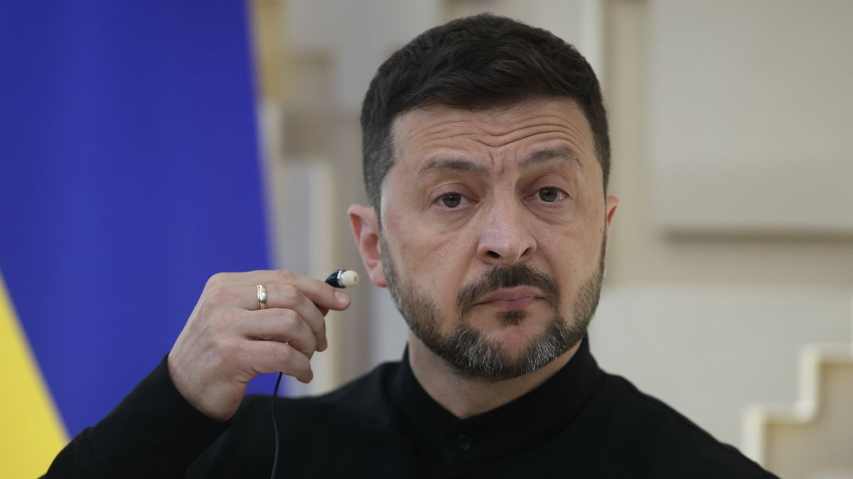 Ukrainian President Zelensky meets the press after talks in Ankara
epa12102948 Ukrainian President Volodymyr Zelensky attends a press conference at the Embassy of Ukraine in Ankara, Turkey, 15 May 2025. Russian and Ukrainian delegations gather for peace talks in Istanbul.  EPA/NECATI SAVAS 
Dostawca: PAP/EPA.
NECATI SAVAS
man, facial expression, gesture