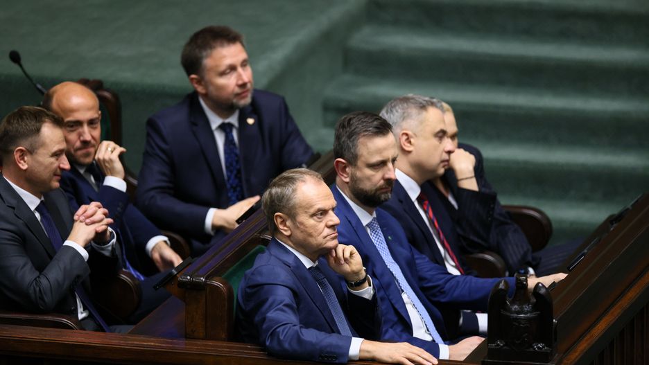 Donald Tusk, W�adys�aw Kosiniak-Kamysz, Krzysztof Gawkowski, Marcin Kierwi�ski, S�awomir Nitras, Borys Budka
Warszawa, 25.04.2024. Premier Donald Tusk (L-I rz�d), wicepremier, minister obrony W�adys�aw Kosiniak-Kamysz (2L-I rz�d), wicepremier, minister cyfryzacji Krzysztof Gawkowski (3L- I rz�d), minister Spraw Wewn�trznych i Administracji Marcin Kierwi�ski (3L-II rz�d), minister sportu i turystyki S�awomir Nitras (L- II rz�d) i minister aktyw�w pa�stwowych Borys Budka (2L- II rz�d) podczas wyst�pienia ministra spraw zagranicznych w Sejmie w Warszawie, 25 bm. Minister Rados�aw Sikorski przedstawi� informacj� o zadaniach polskiej polityki zagranicznej w 2024 roku. (aldg) PAP/Leszek Szyma�ski
Leszek Szyma�ski
X kadencja, 10, 10., Dziesi�ta, kadencji, Kosiniak Kamysz, obrady, polityk, polityka, posiedzenie, Posiedzenie Sejmu, sala obrad, Sala plenarna posiedze� obrad, sejm, Sejm RP