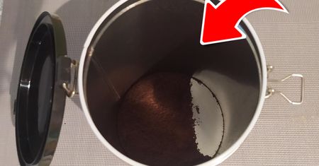 Wrzuć do puszki kilka kostek. Kawa będzie o wiele smaczniejsza i bardziej aromatyczna