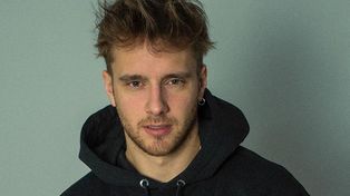 Kultowe trapery kupisz za grosze. Podobne nosi Maciej Musiał