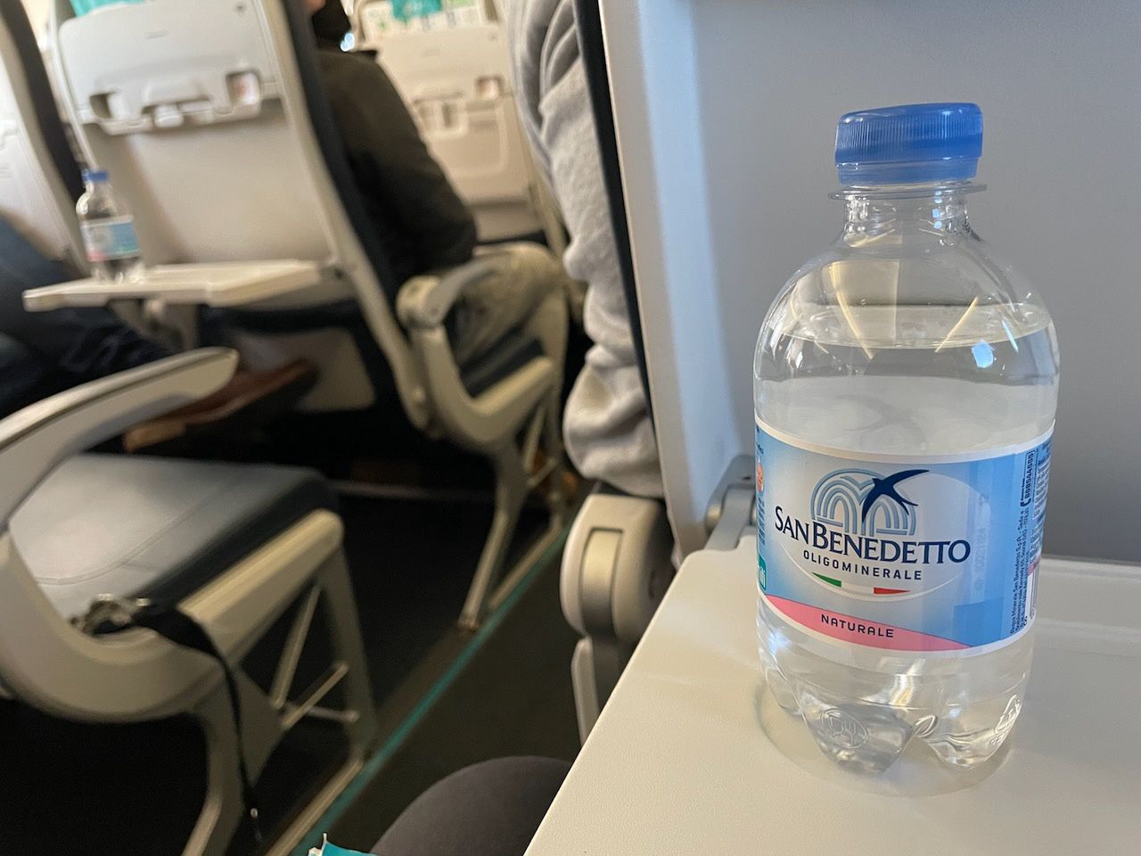 Butelka wody na rejsie Lufthansy