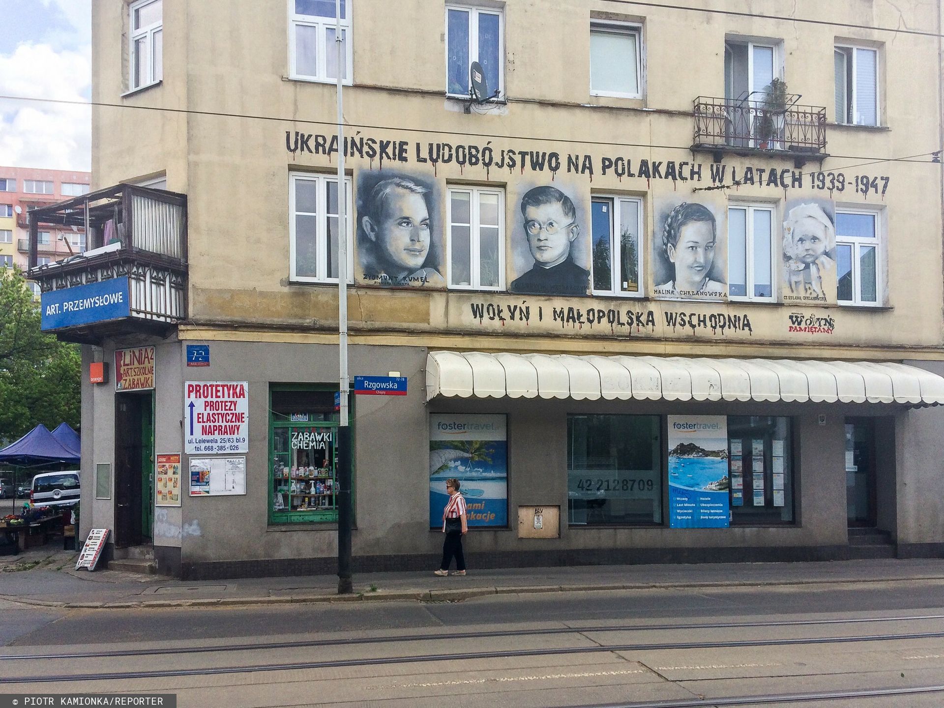 reporter_baza_2022-0513.05.2022 Lodz. Drugi miesiac trwania Rosyjskiej agresji zbrojnej na Ukraine, mordy, gwalty na okupowanych terenach... a lodzianie nie moga zapomniec o Rzezi Wolynskiej  i przypominaja... N/z kaminica na ulicy Rzgowskiej z symbolicznymi kilkoma portretami - autentycznie zamordowanych przez Ukraincow Polakow na Wolyniu w latach 1939-1947. Fot. Piotr Kamionka/REPORTERPiotr Kamionka/REPORTER