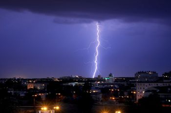 Upały w Polsce. IMGW ostrzega i wydaje alerty: Idą burze